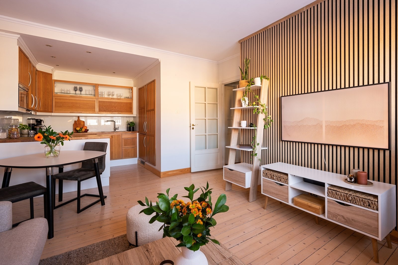 Boligen holder en god standard og er oppgradert med blant annet overflatebehandling, spilevegg i stuen, innbygget radiator og ny kjøkkenkran siden 2022. Galleribilde