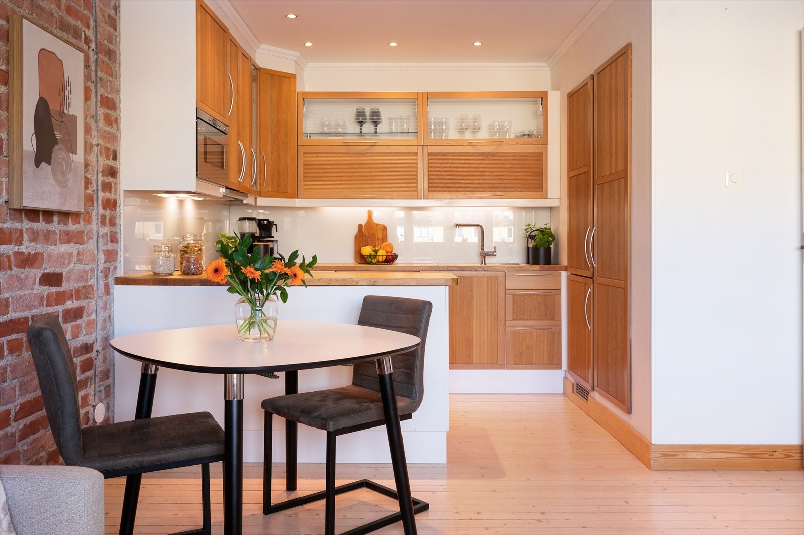 Stue og kjøkken er i åpen løsning, men er naturlig adskilt av en funksjonell kjøkkenøy. Galleribilde