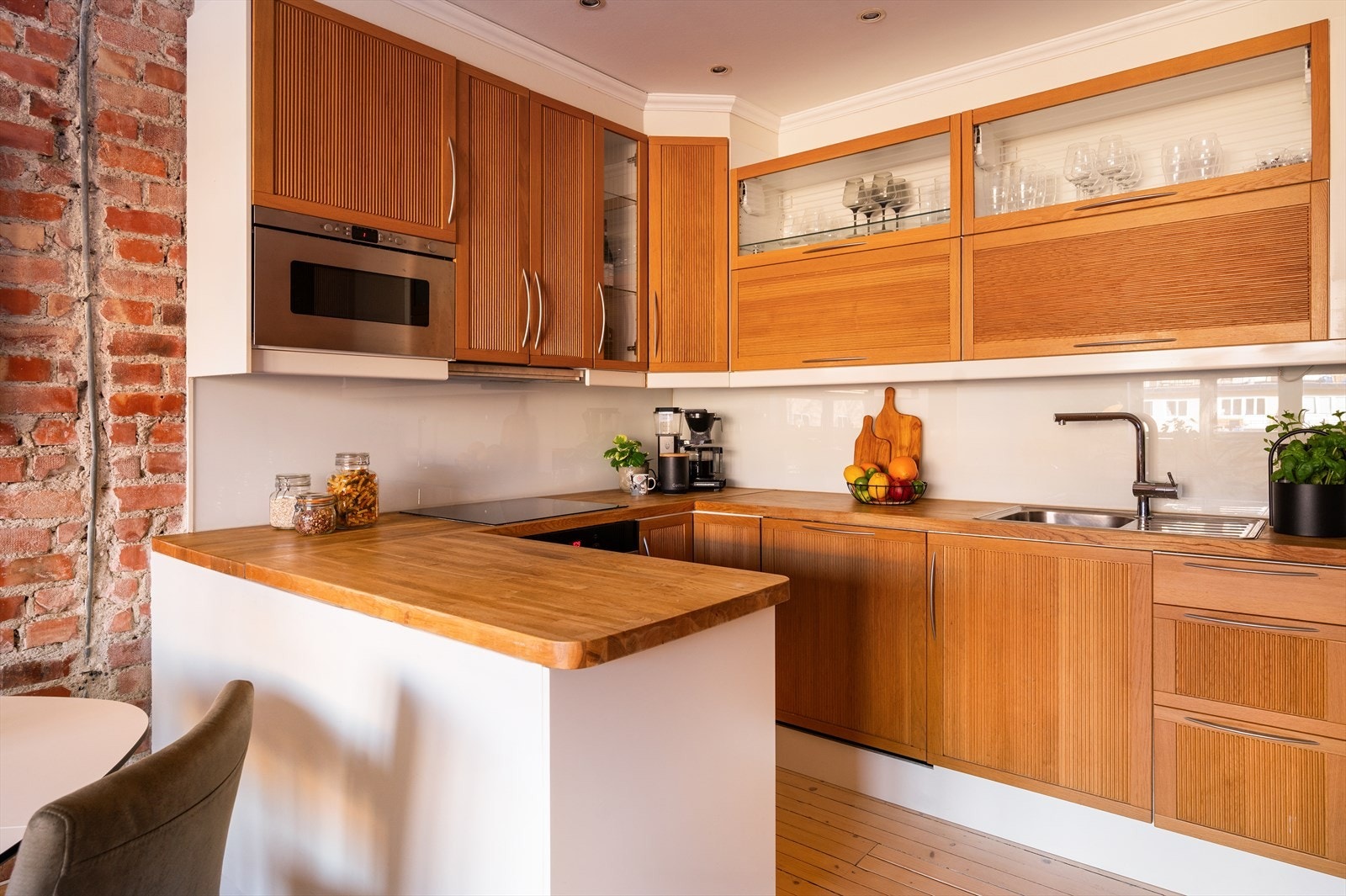 Kjøkkeninnredningen har profilerte fronter (nye fra IKEA i 2006) og takhøye overskap som gir rikelig med oppbevaringsplass. Galleribilde