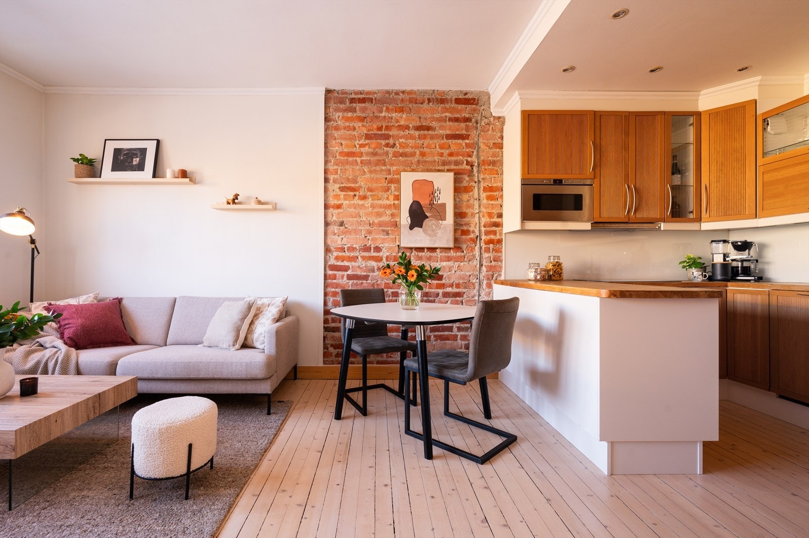 Innbydende stue med sjarmerende originalt tregulv, som ble slipt og oljet i 2021. Galleribilde