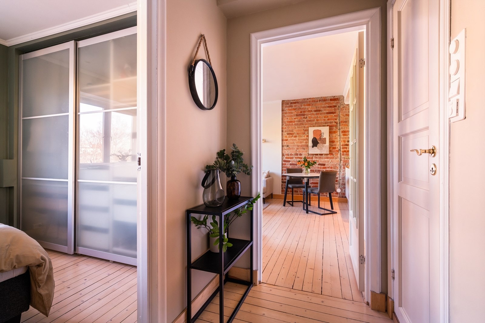 Når du trer inn i boligen, blir du møtt av en luftig romfølelse med god takhøyde og det sjarmerende, originale tregulvet. Galleribilde