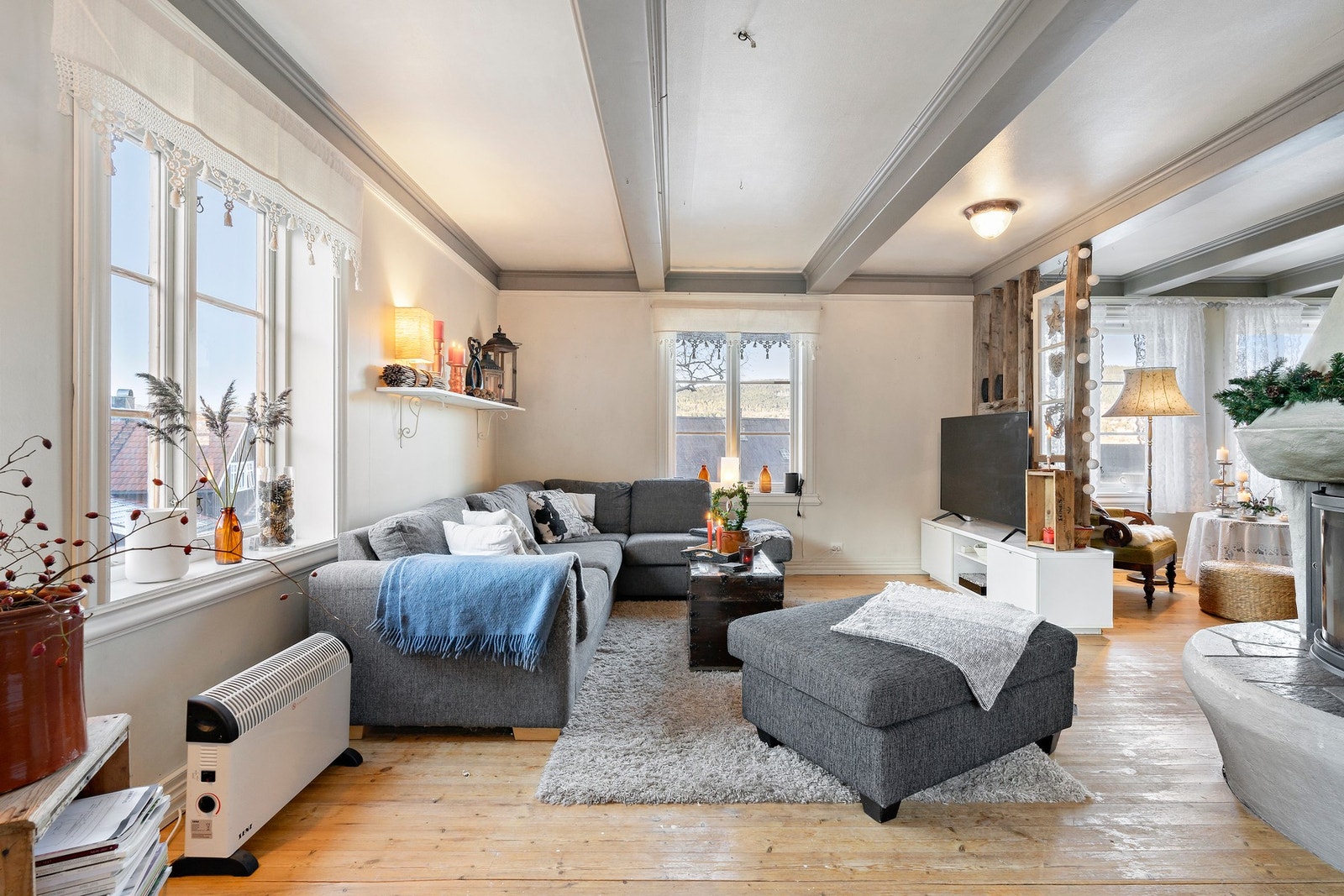 Stuen har god størrelse og byr på flere møbleringsmuligheter Galleribilde