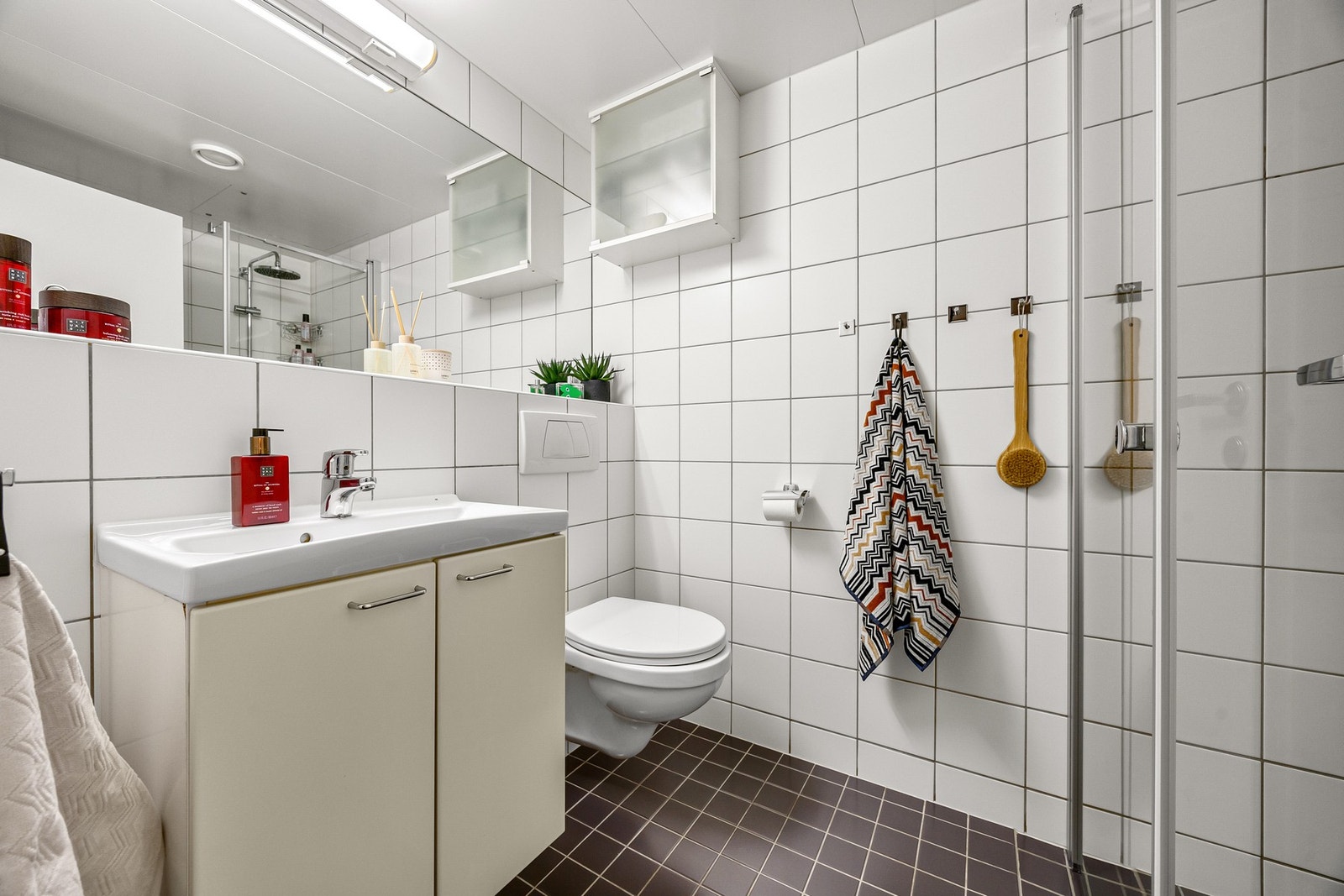 Flislagt bad fra byggeår med varme i gulv. Galleribilde