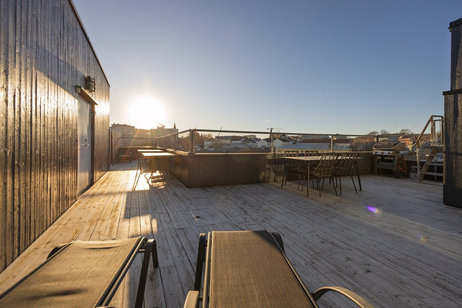 Beboerne disponerer fritt felles takterrasse med solsenger, sittegrupper og grill. Galleribilde