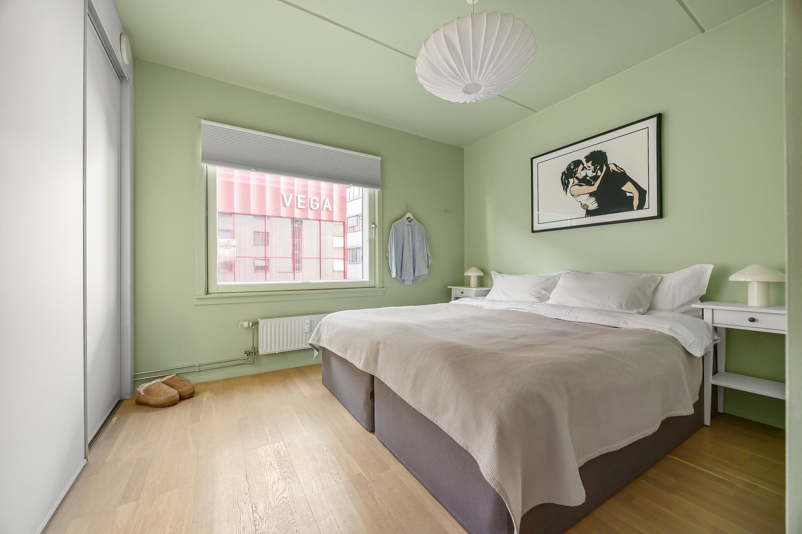 Soverom 1 er innredet i en delikat farge og byr på stor skyvedørsgarderobe. Galleribilde