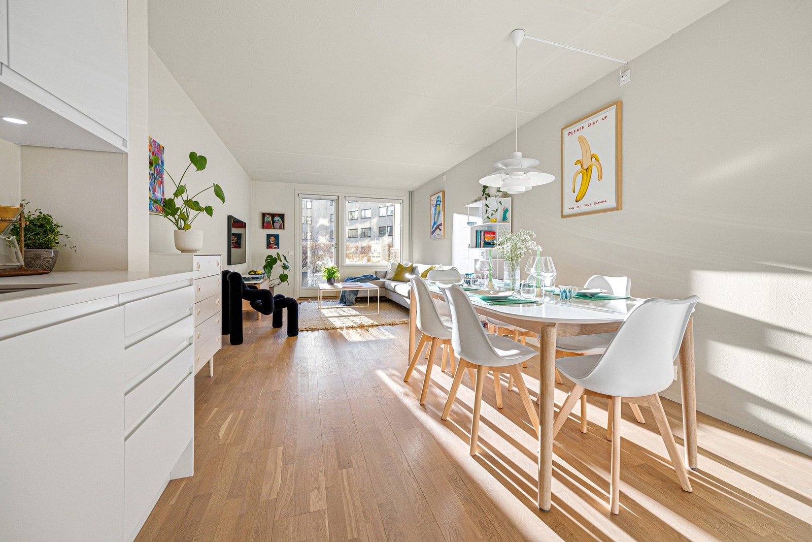 En strøken og svært innbydende 3-romsleilighet med attraktiv beliggenhet og umiddelbar nærhet til "alt"! Galleribilde