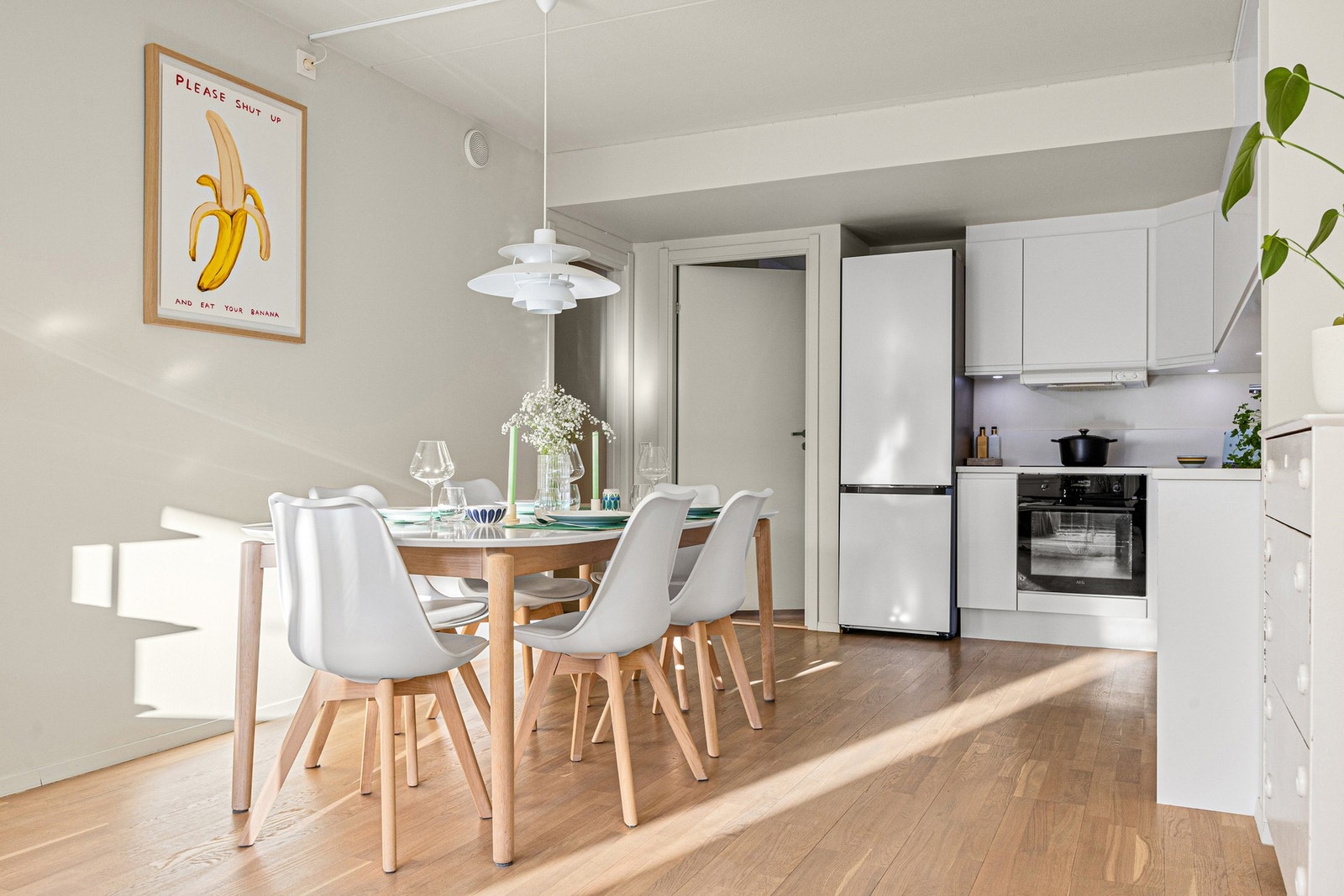 Den åpne løsningen gir rikelig med plass til stor spisegruppe. Galleribilde