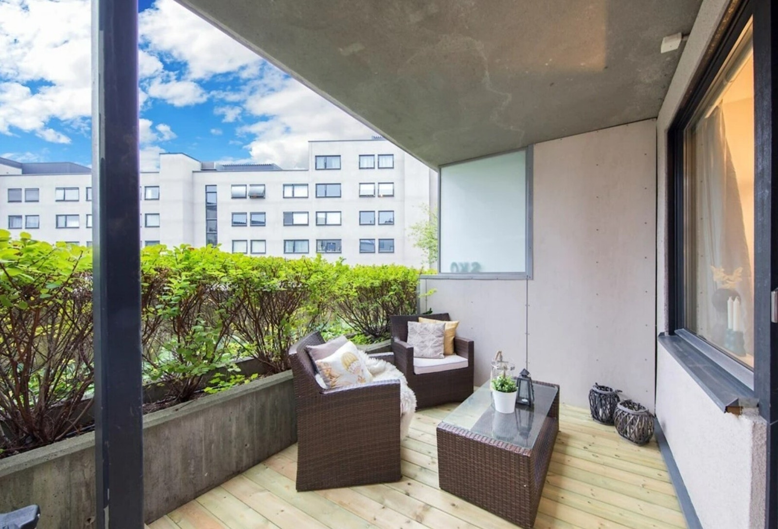 Terrassen ligger skjermet til og uten trafikk utenfor, og om sommeren er hekken i full spring. Bilde fra tidligere salg. Galleribilde