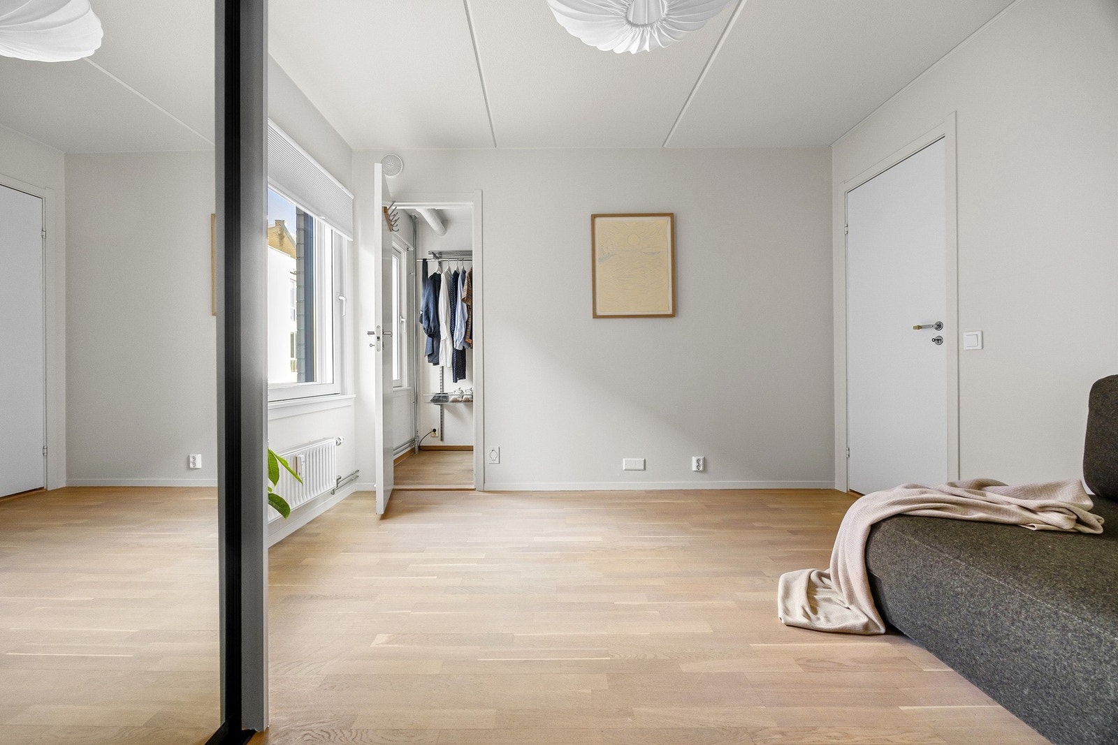 Boligen har oppvarming fra fjernvarme via radiatorer. Galleribilde