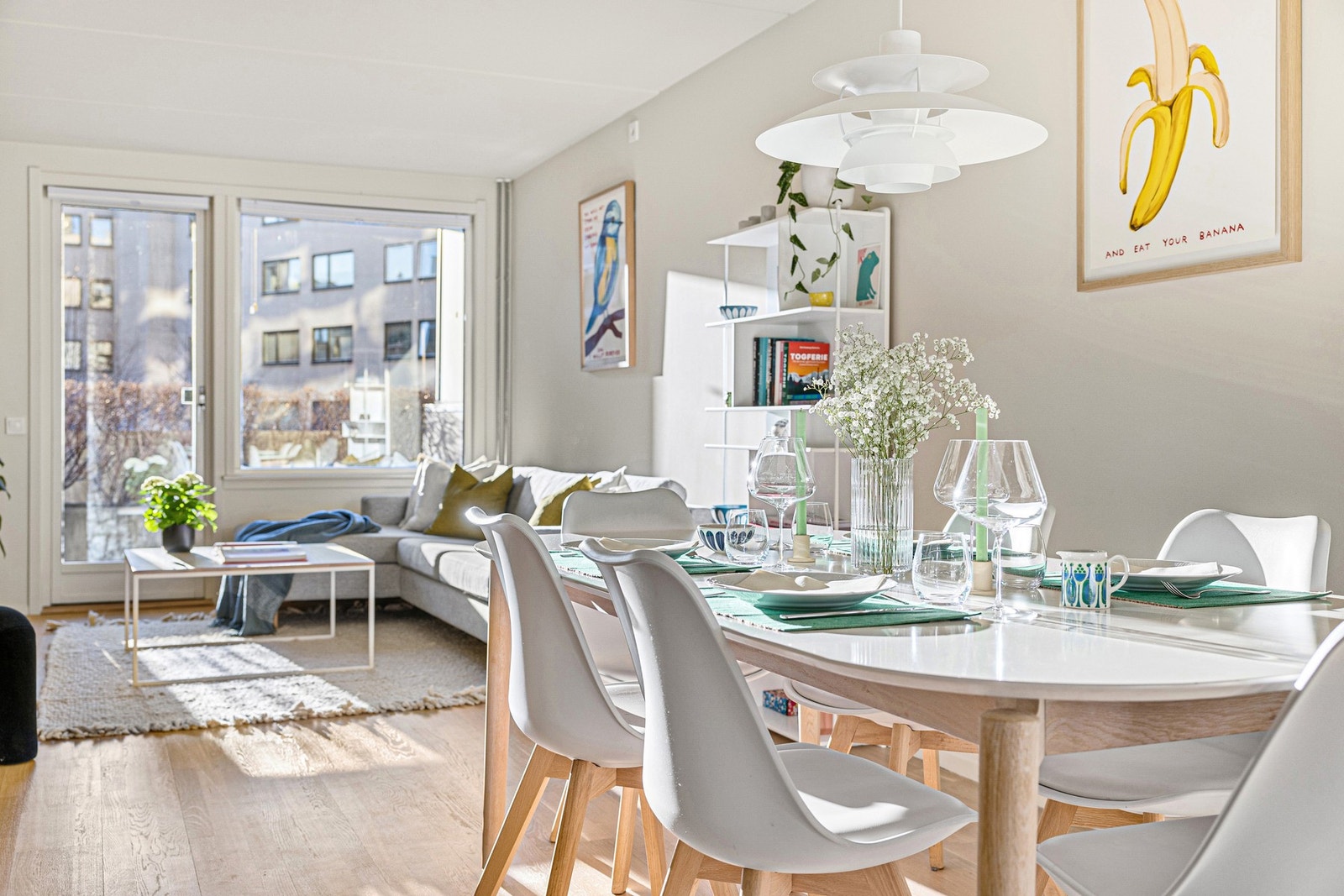 Gulvet som er 3-stavs eikeparkett, er godt vedlikeholdt. Galleribilde