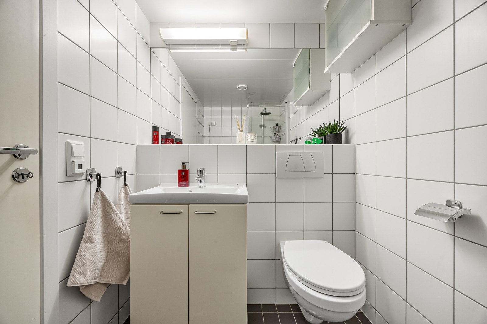 Merk deg det heldekkende speilet på veggen og den praktiske hyllen for oppbevaring. Galleribilde