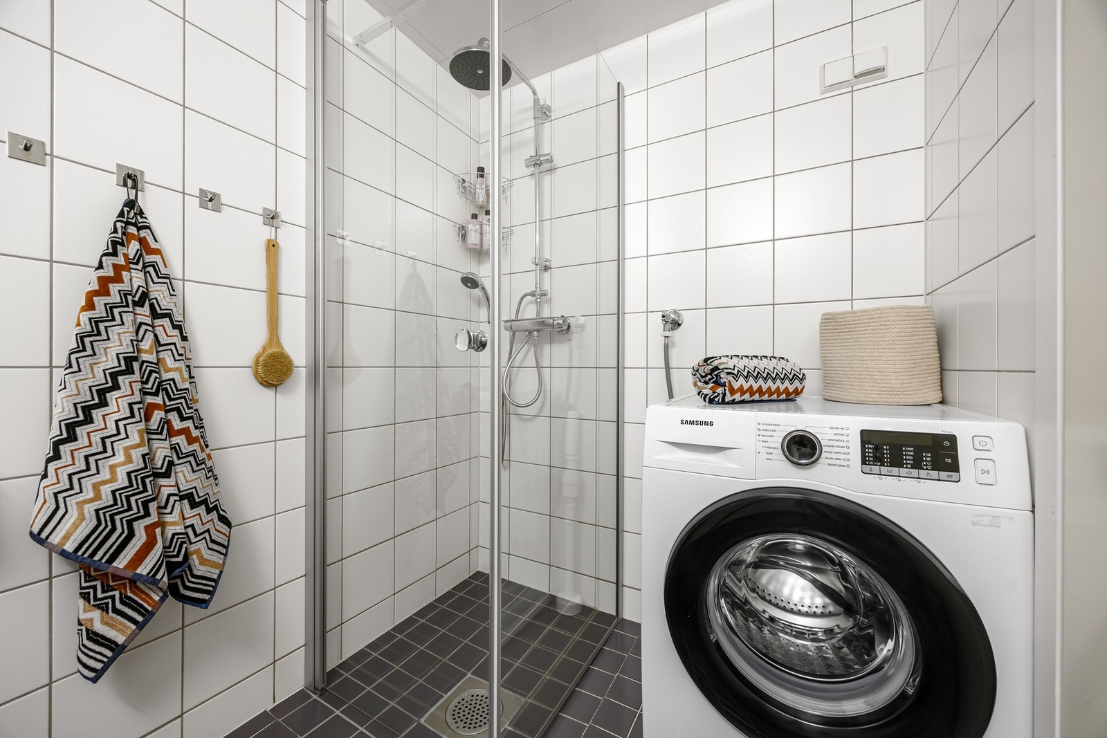 Regndusj, nye dusjdører fra 2025 og opplegg for vaskemaskin. Galleribilde