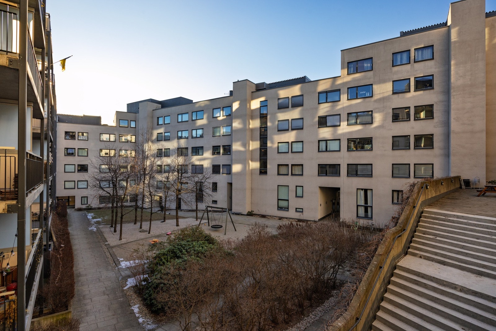 Bakgården er pent opparbeidet og byr på flotte fasiliteter for store som små. Galleribilde