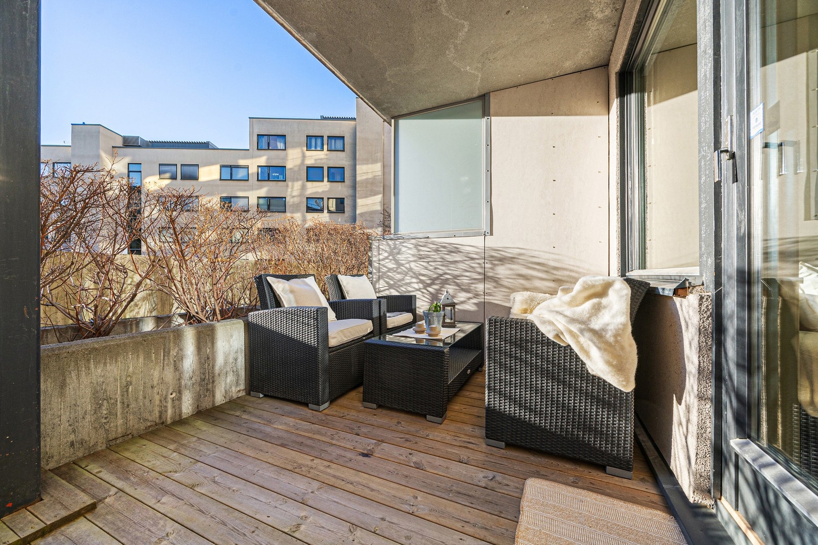 Leiligheten byr på en solrik terrasse (9 kvm) med usjenert beliggenhet. Galleribilde