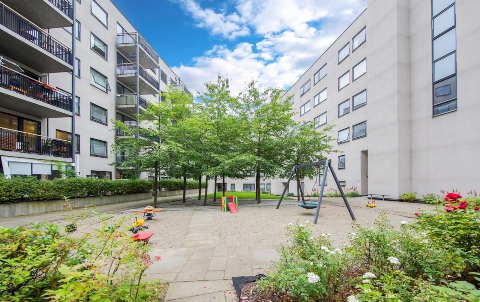 Felles bakgård. Sommerbilder fra tidligere salg. Galleribilde