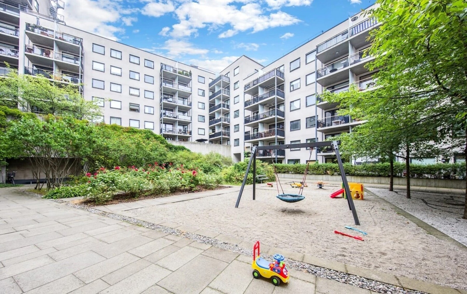 Felles bakgård. Sommerbilder fra tidligere salg. Galleribilde