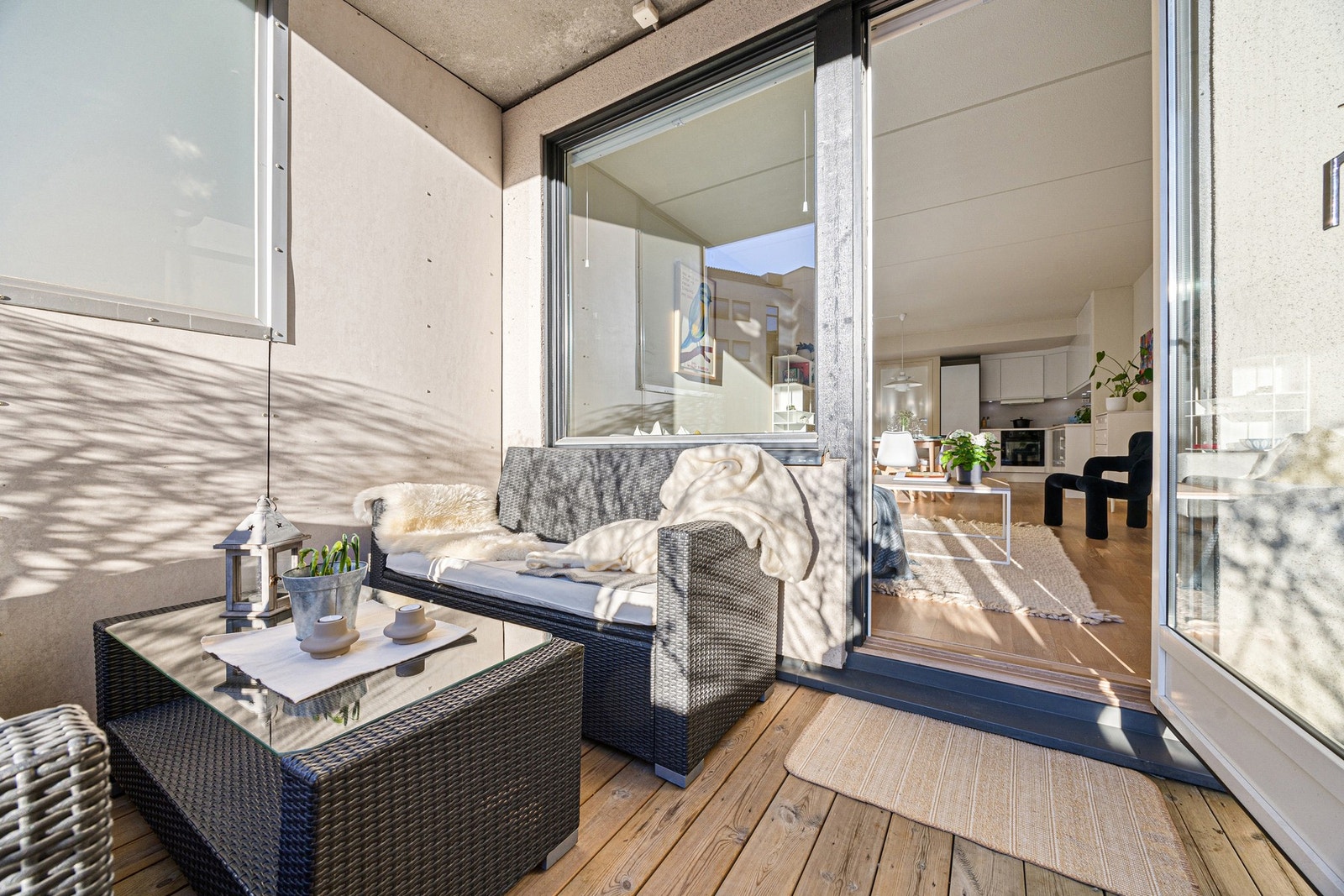 Med veggskjerming og hekken i full spring om sommeren, sitter du skjermet til på terrassen. Galleribilde