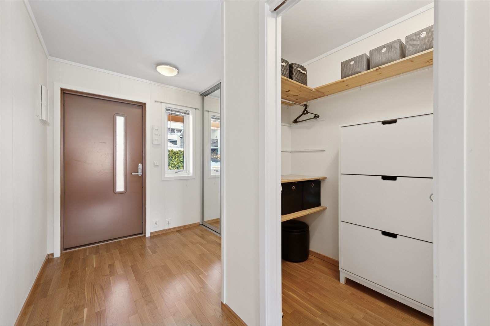 Adkomst fra entré/gang til bod. Galleribilde