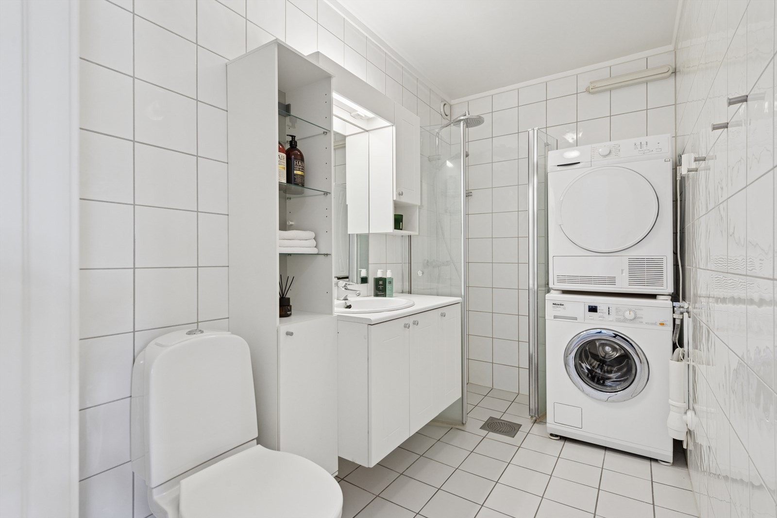 Bad med fliser på vegger og gulv med gulvvarme. Galleribilde