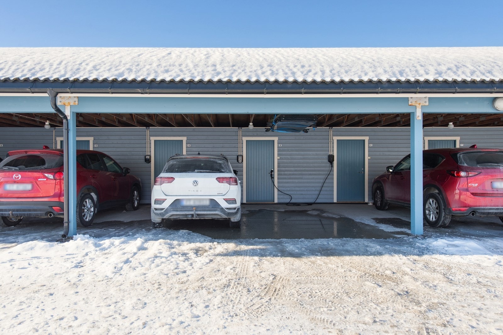 Leiligheten disponerer en parkeringsplass i felles carport med tilhørende sportsbod. Galleribilde