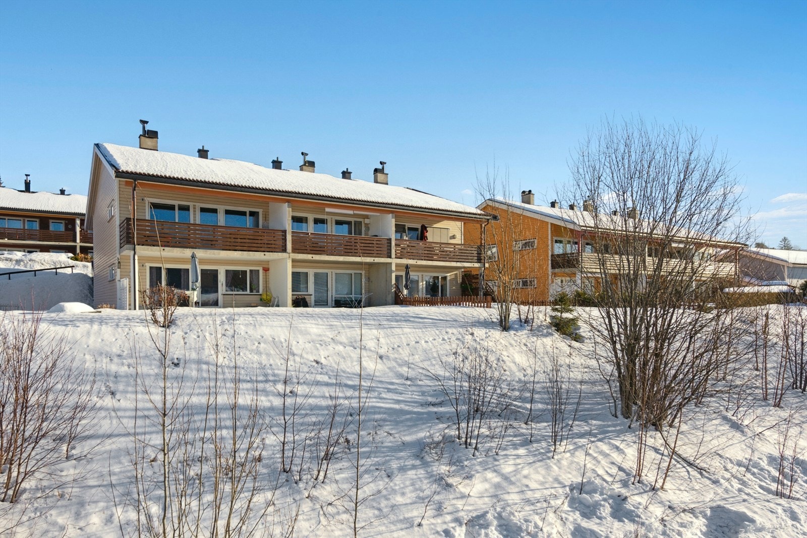 Dette er en lys og trivelig 2- roms leiliget i et etablert boligområde med fin utsikt og god solgang. Gangavstand til Rosenlund bydelsenter med bl.a matbutikk, apotek og cafè. Boligen har også nærhet til flotte tur- og friluftsområder. Galleribilde