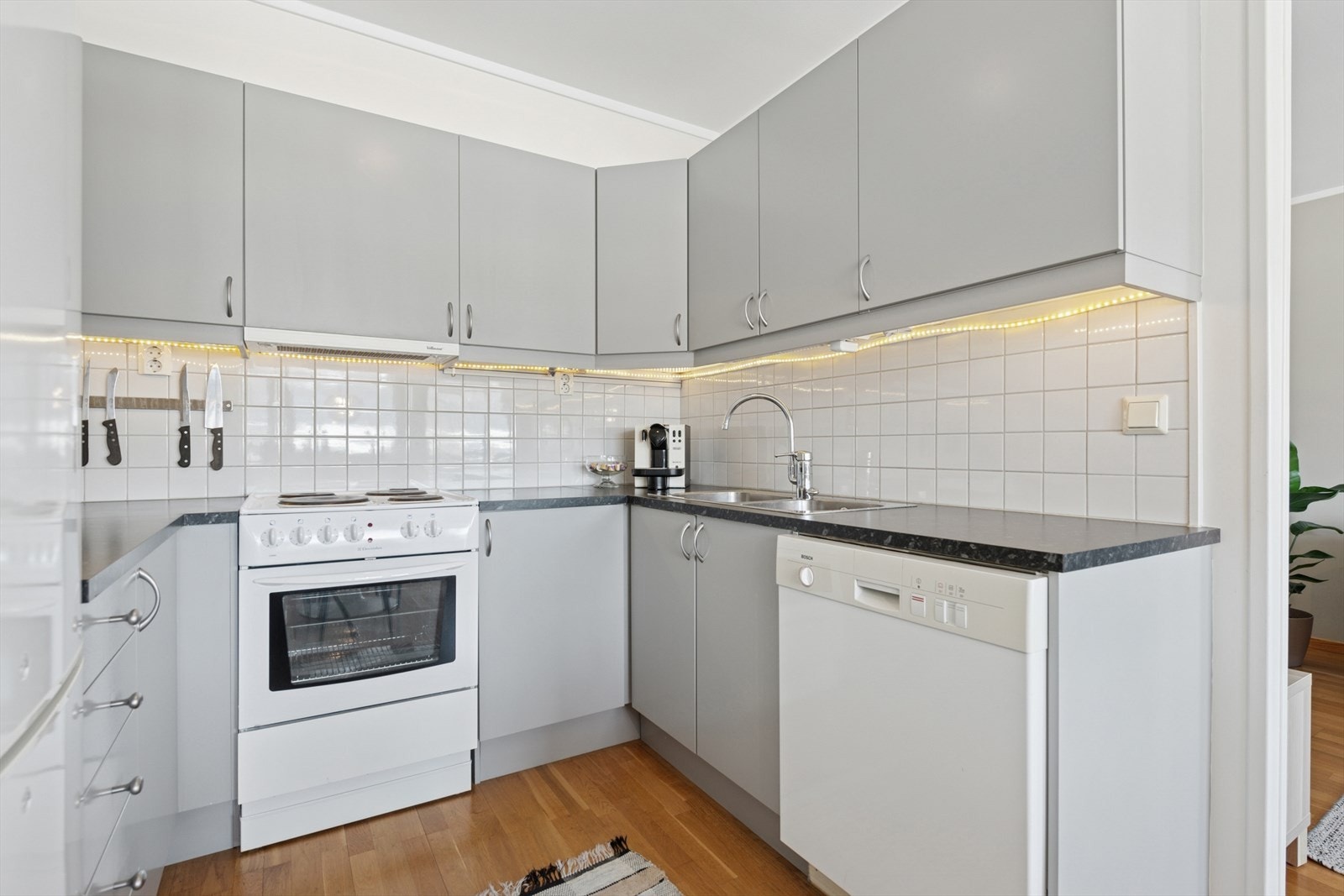 Kjøkkenet har godt med skap og benkeplass. Galleribilde