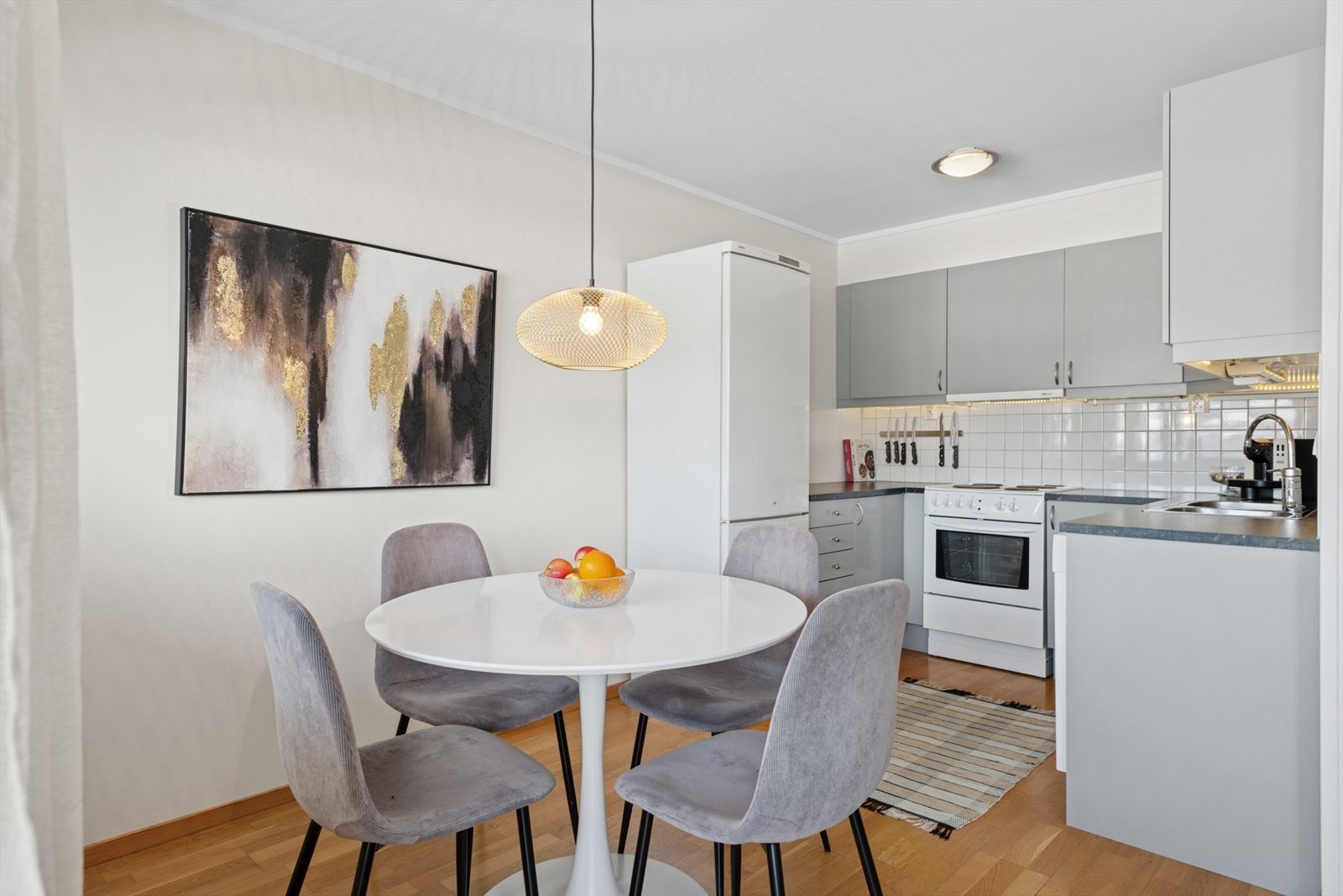 Kjøkken med slette fronter og laminert benkeplate med kjøkkenkum. Galleribilde