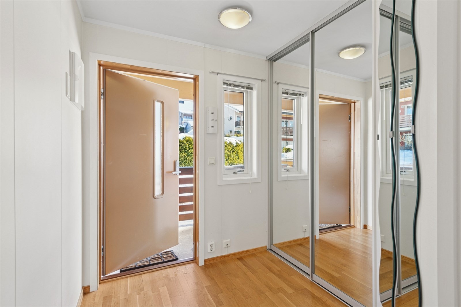 Det første som møter deg når du kommer inn er en liten entré/gang med plass til sko og yttertøy i en praktisk skyvedørsgarderobe med speilfronter. Galleribilde