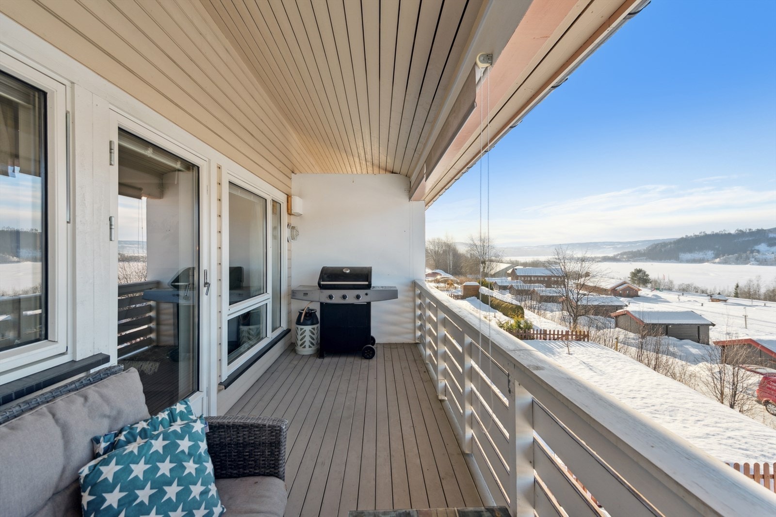 Romslig veranda med flott utsikt og gode solforhold. Galleribilde