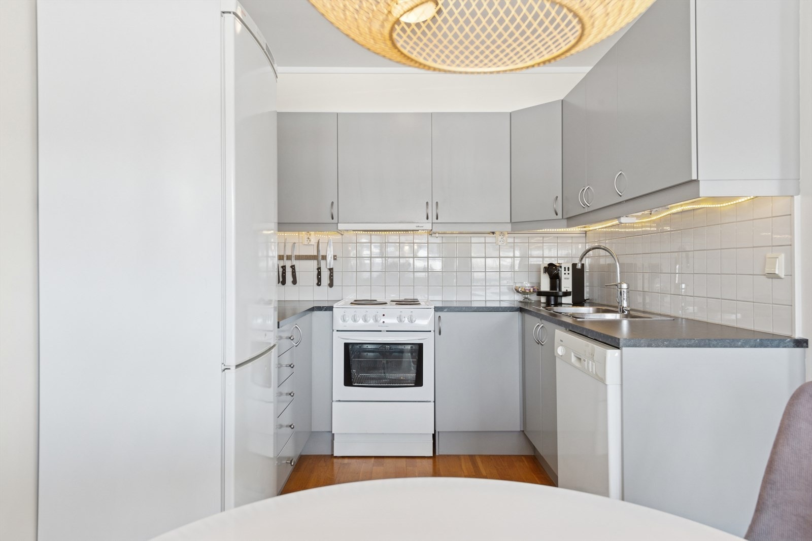 Plass til frittstående komfyr, oppvaskmaskin, kombiskap kjøl/frys. Galleribilde