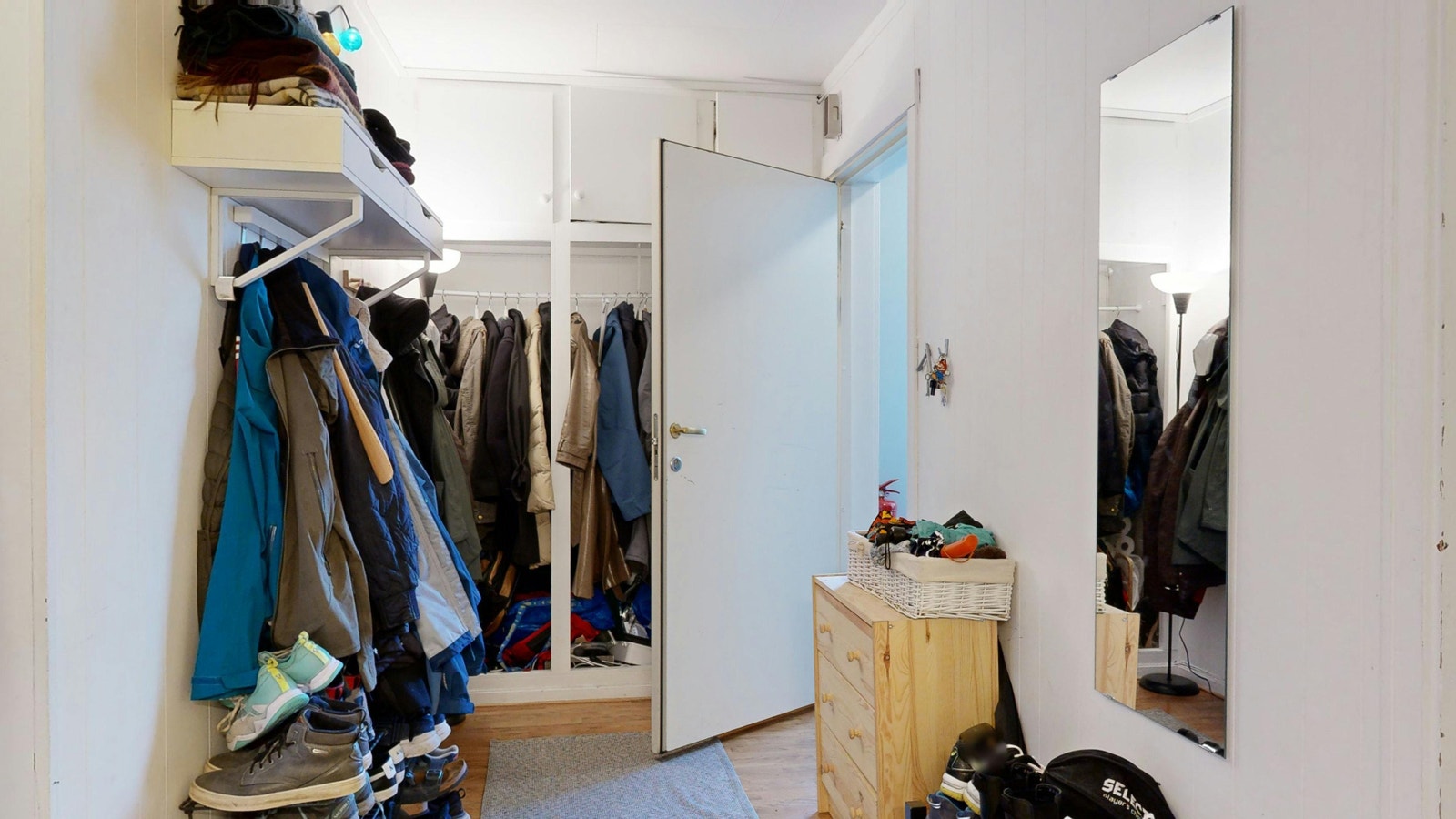 Inngangsparti med god plass til yttertøy og sko Galleribilde