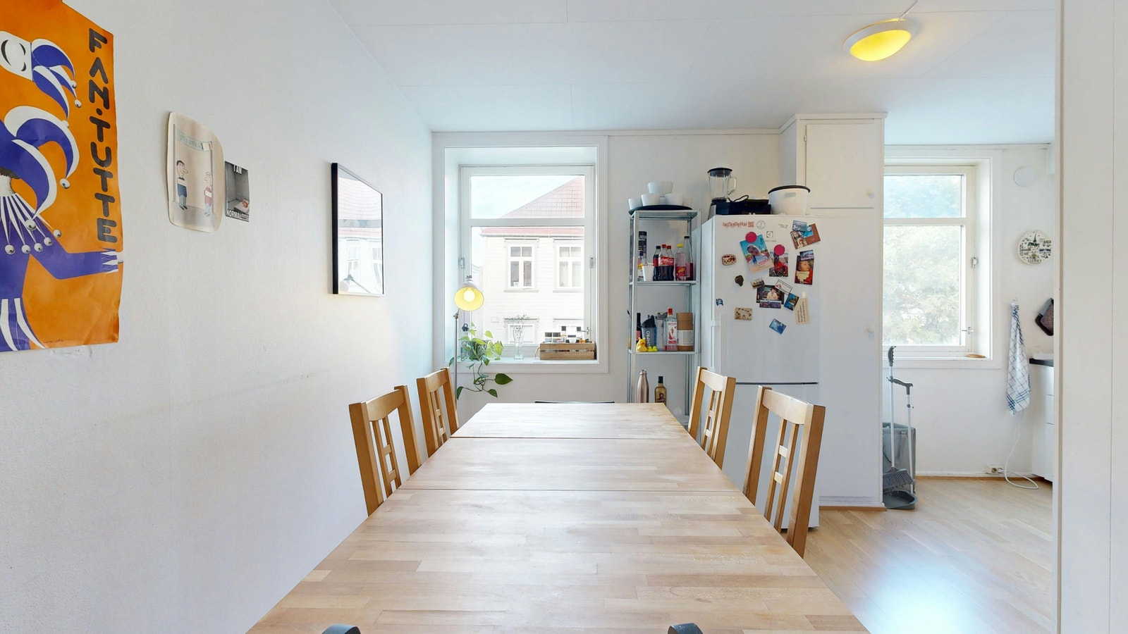 Kjøkken med stort spisebord Galleribilde