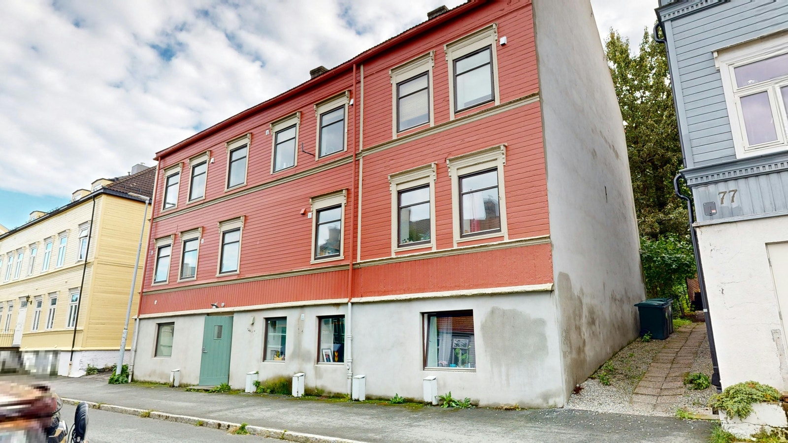 Fasade, leiligheten ligger i 2 etg fra gaten Galleribilde