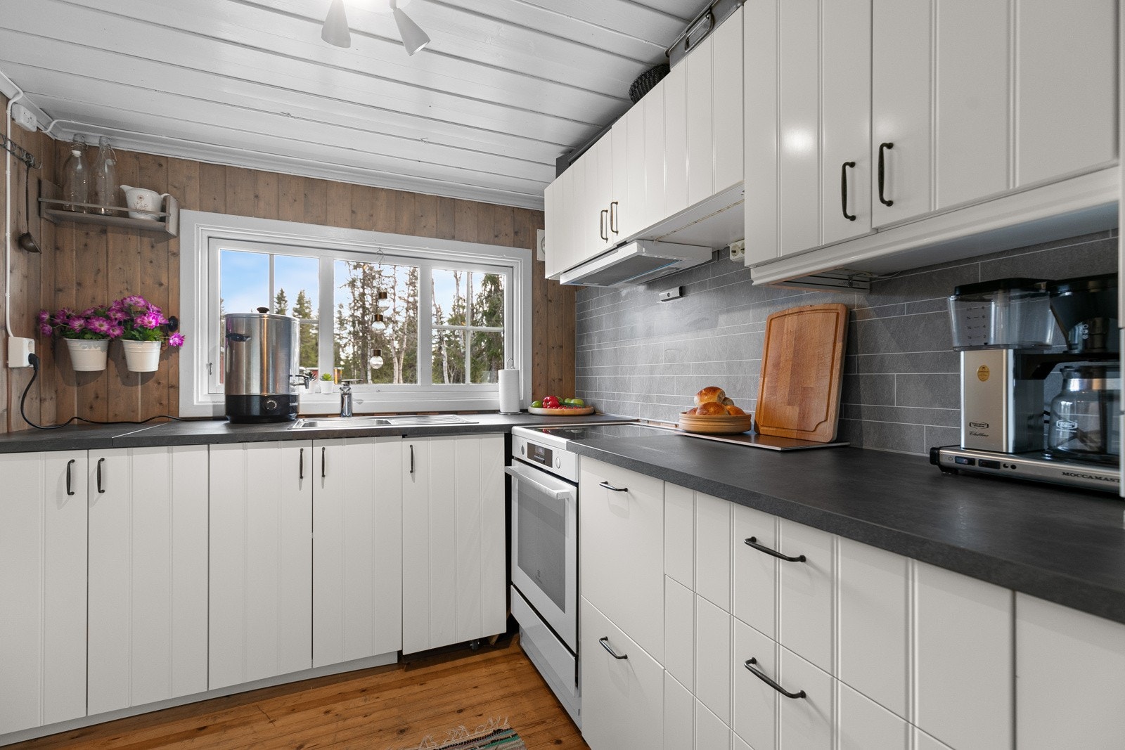 Pent IKEA-kjøkken fra 2020 med komfyr og kjøleskap. Galleribilde