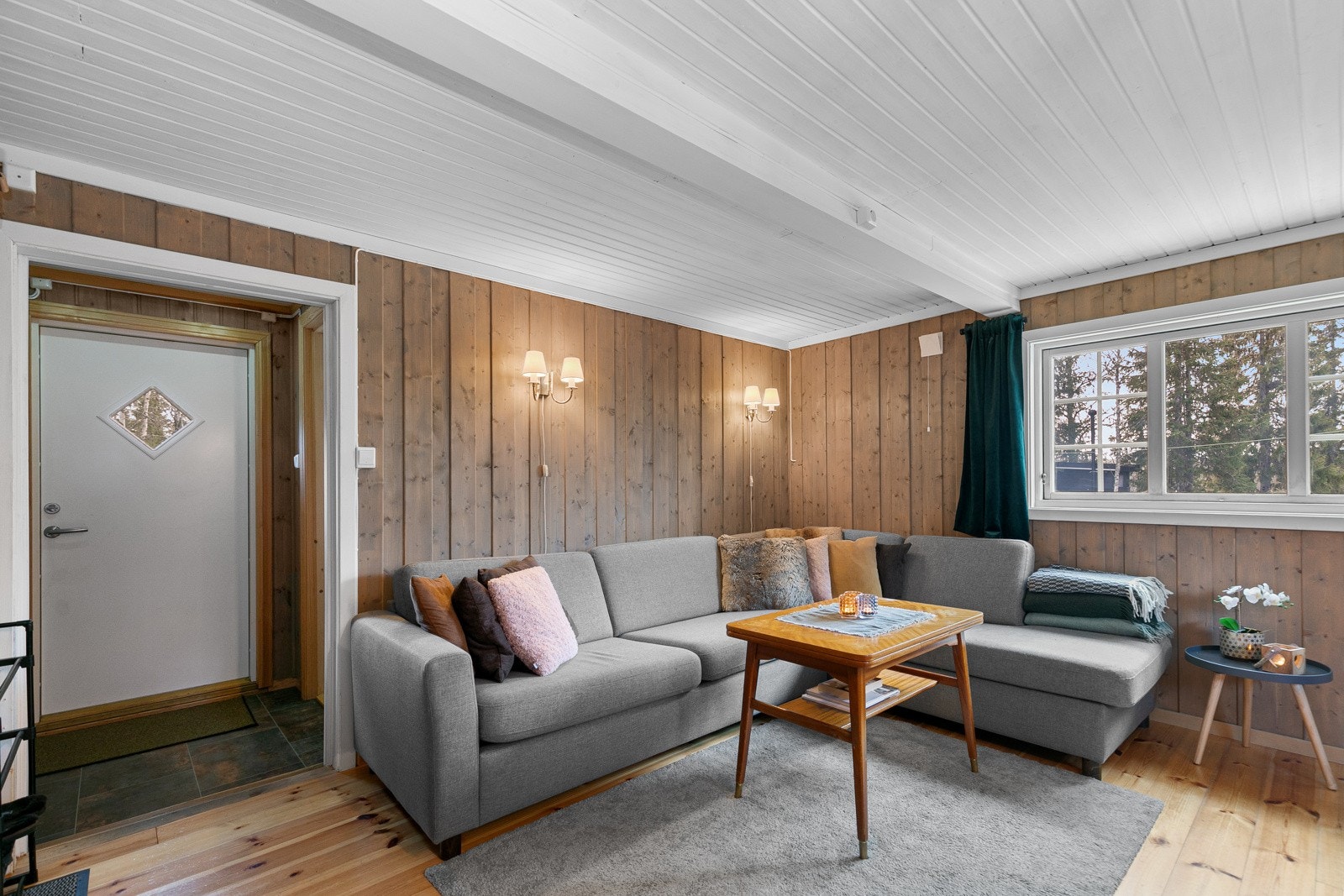 Lun og koselig stue med plass til sofagruppe og spisestue. Galleribilde