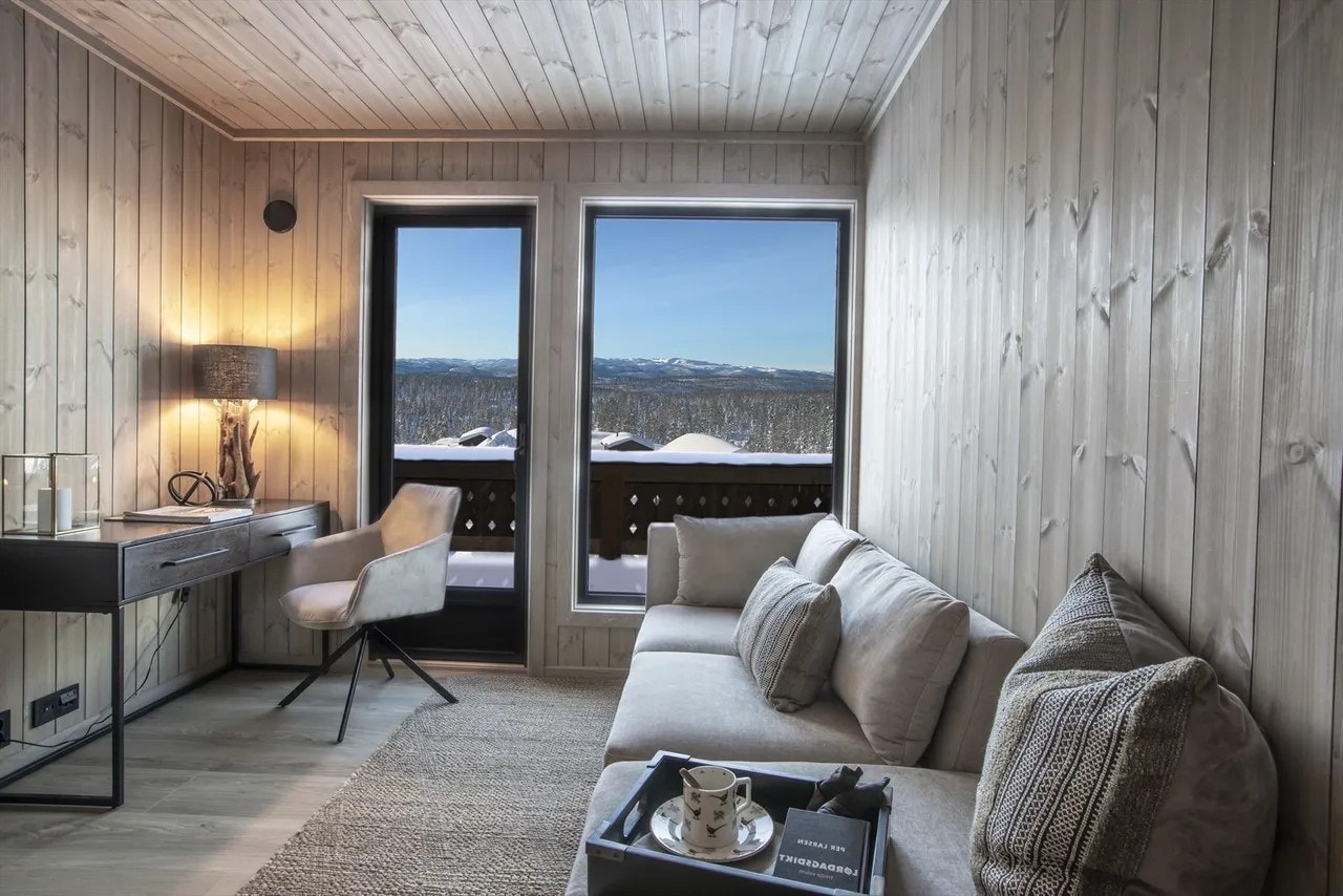 Fra stuen i første etasje er det flott utsikt og utgang til terrasse (bilde fra tilsvarende nøkkelferdig hytte) Galleribilde
