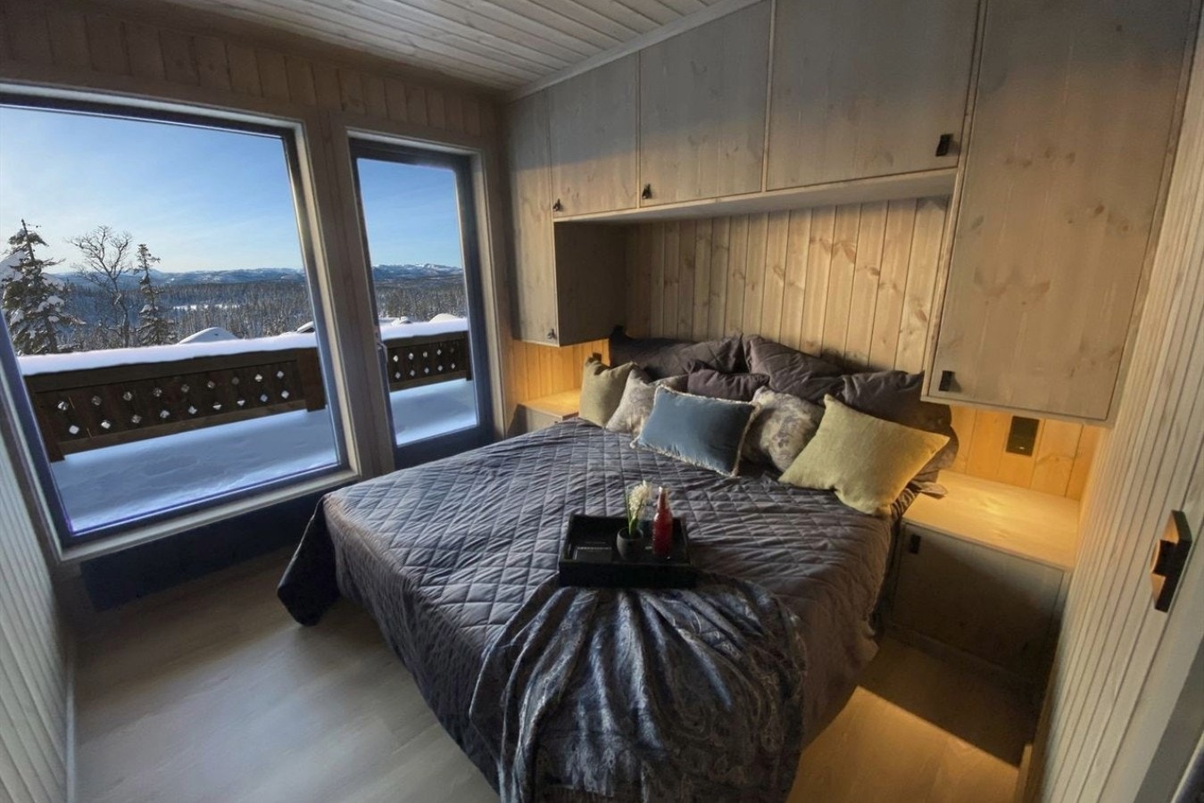 Soverom med utgang til terrasse (I nøkkelferdig hytte kan det leveres plassbygde møbler) Galleribilde