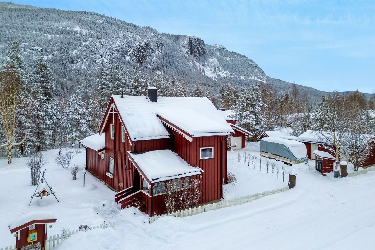 Innholdsrik eiendom med både dobbelgarasje, uthus og vedskjul Galleribilde