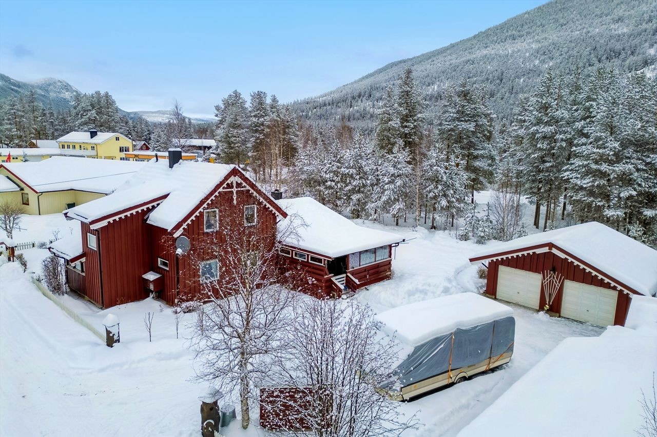 Dobbelgarasjen er oppført i ca. 1997 Galleribilde