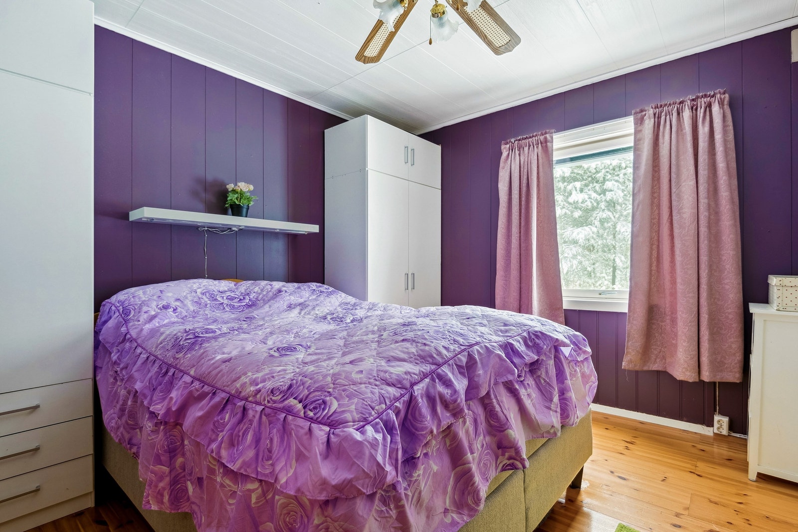 Soverommet i hovedplan ligger i tilbygget del Galleribilde