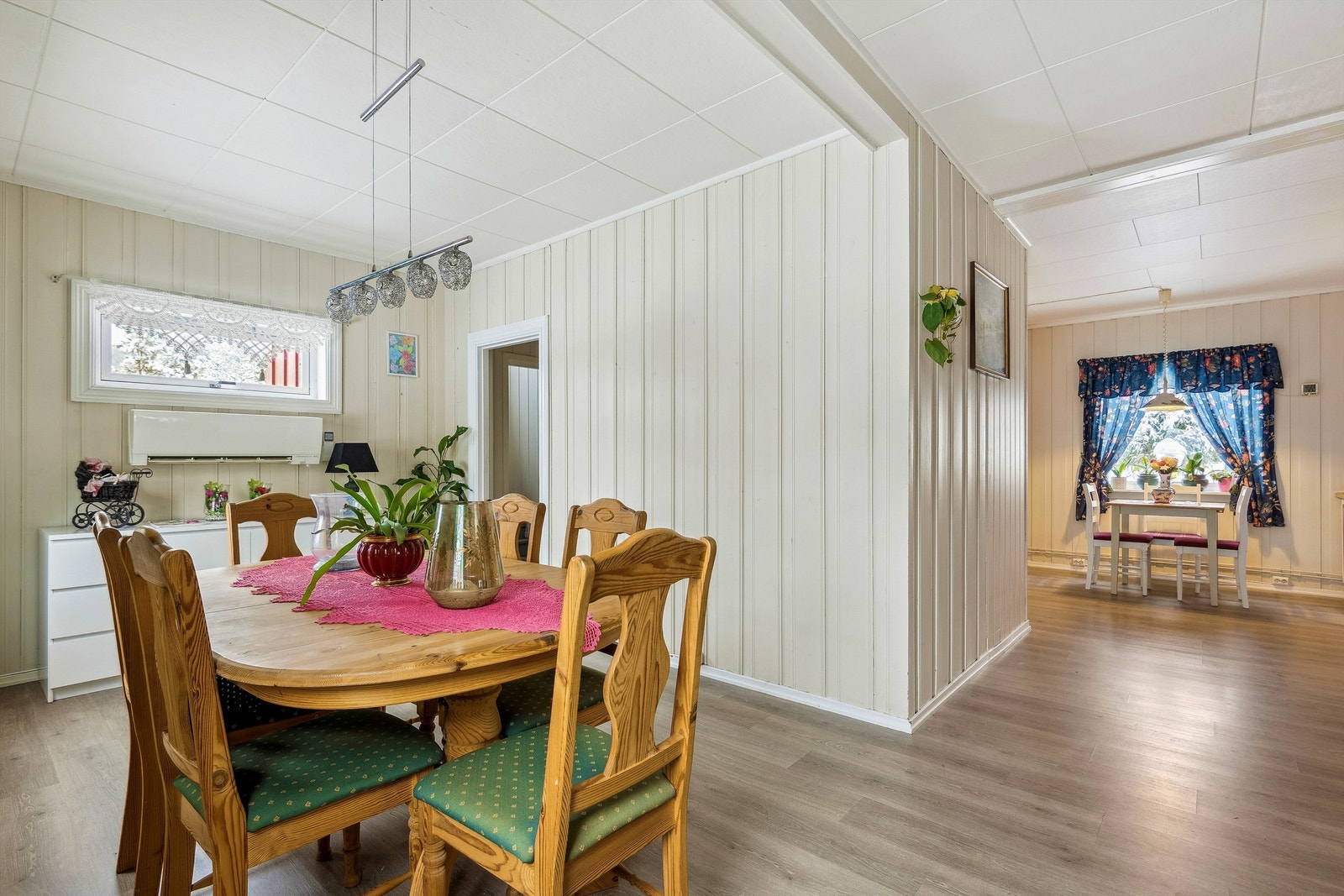 Stor spisestue med vinkelløsning Galleribilde