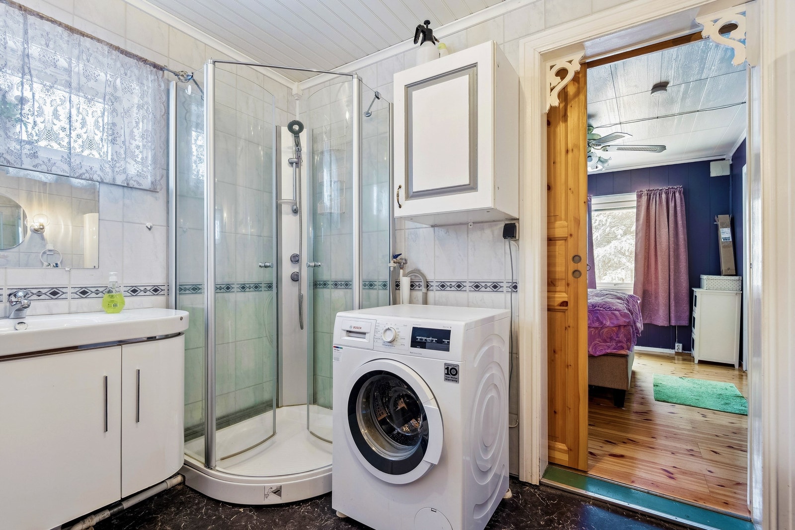 Fra dette badet er det direkte adkomst til soverommet Galleribilde