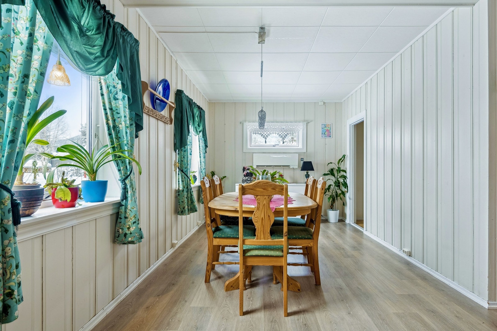 Spisestua ligger nærmest gang og entré Galleribilde