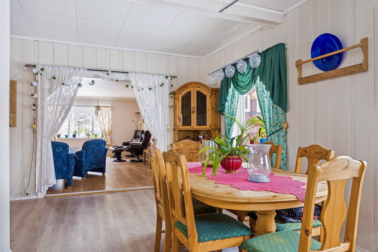 God åpning mellom stue og spisestue - Fin og sosial romfølelse Galleribilde