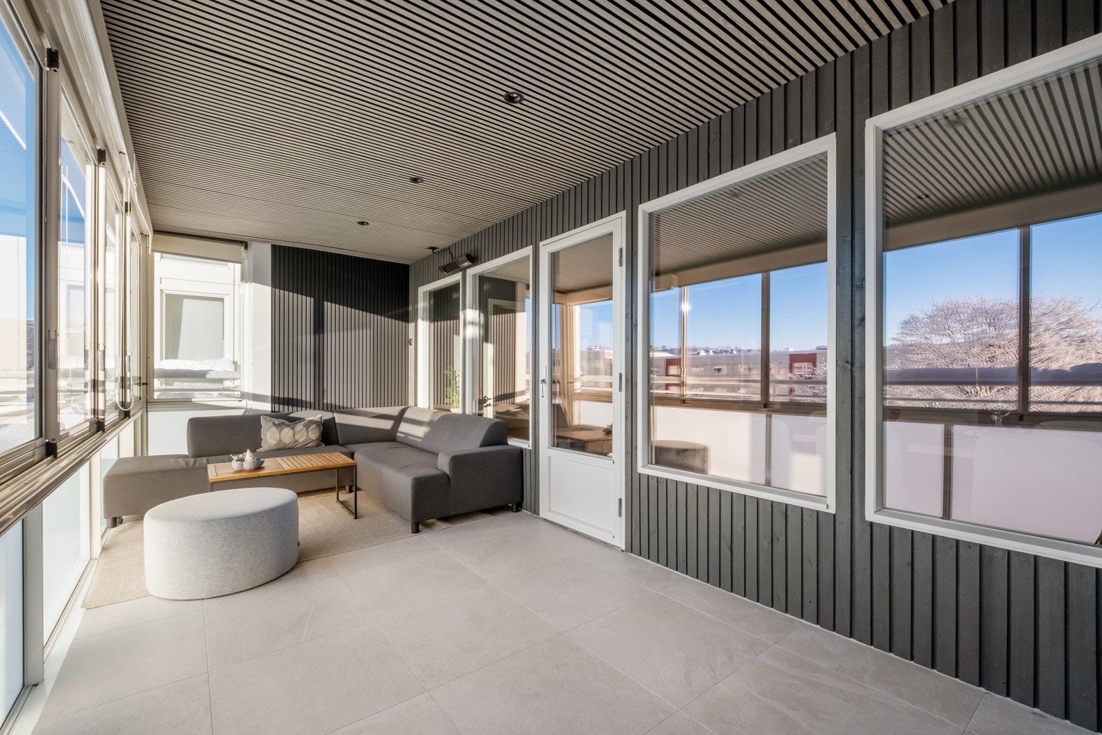 Stor innglasset balkong på ca. 15 kvm blir en fin forlengense av innerommet. Galleribilde