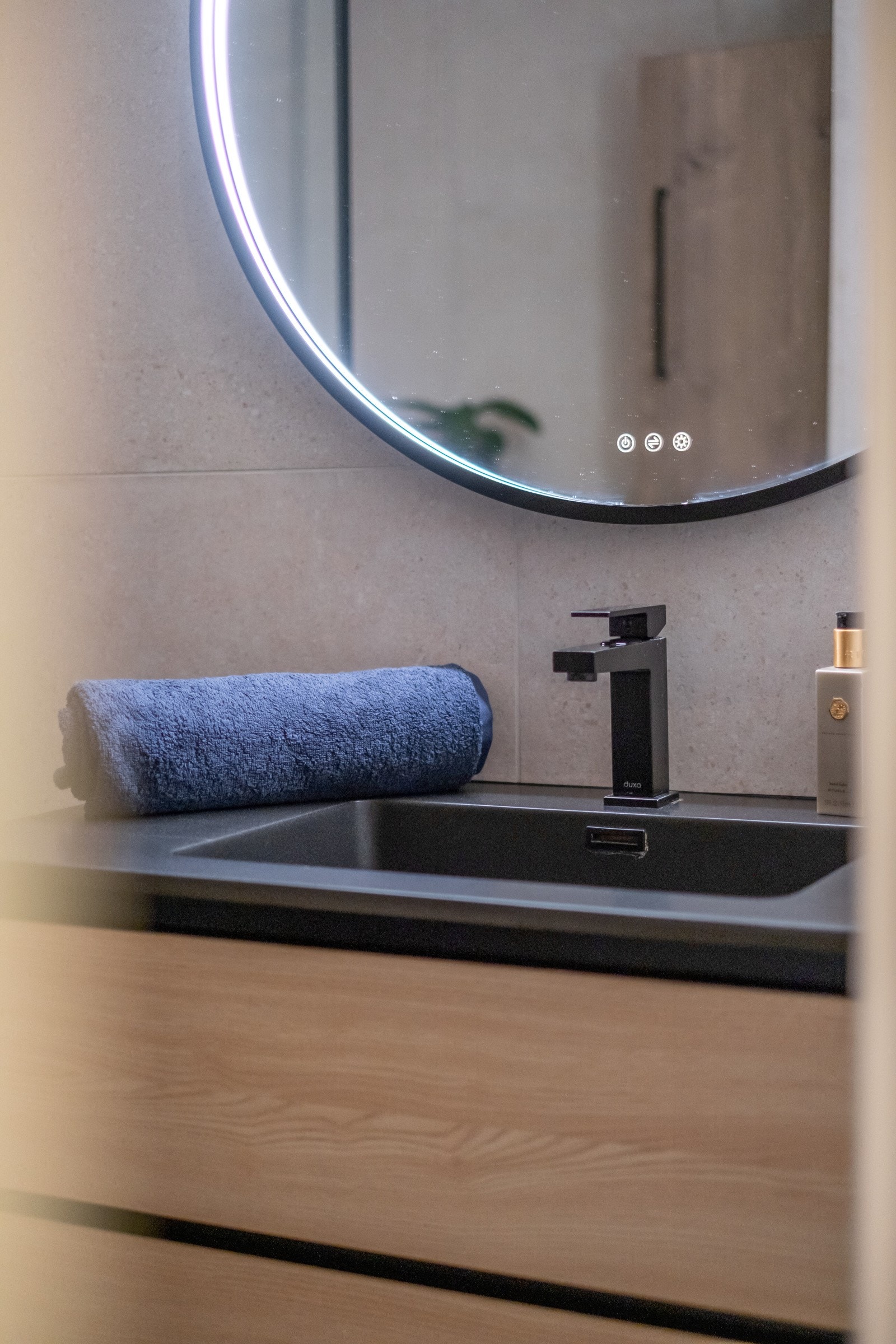 Speil med integrert belysning og sorte detaljer. Galleribilde