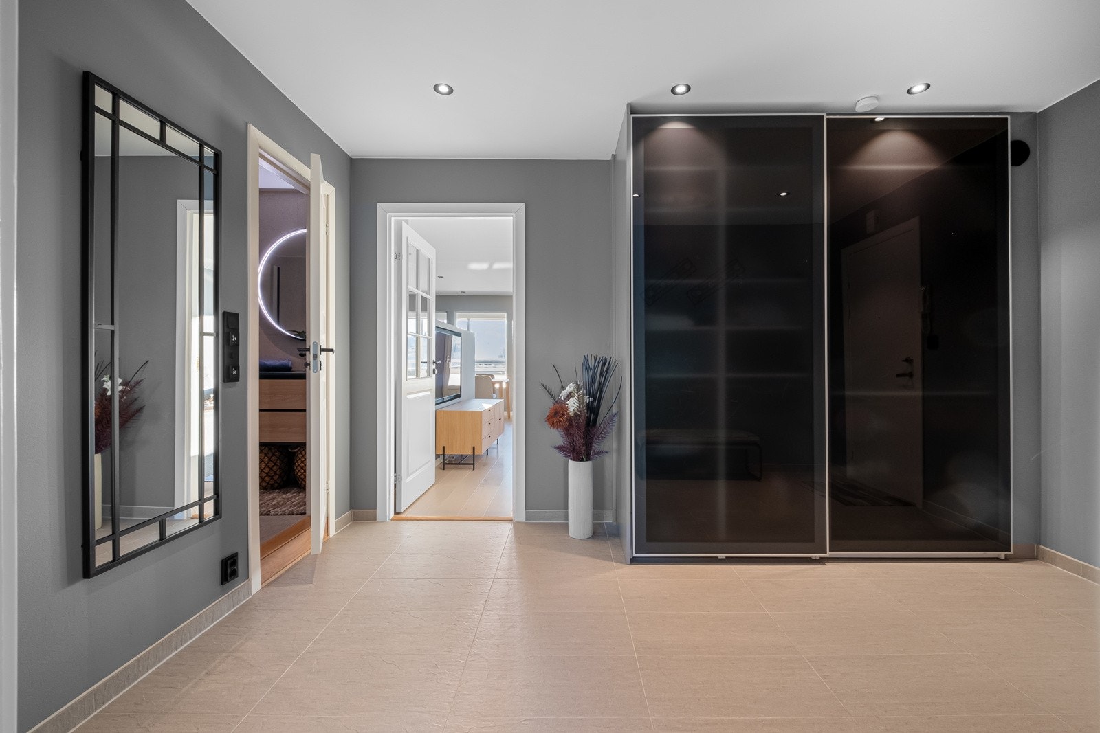 Stor entré/gang med god plass til oppbevaring. Galleribilde