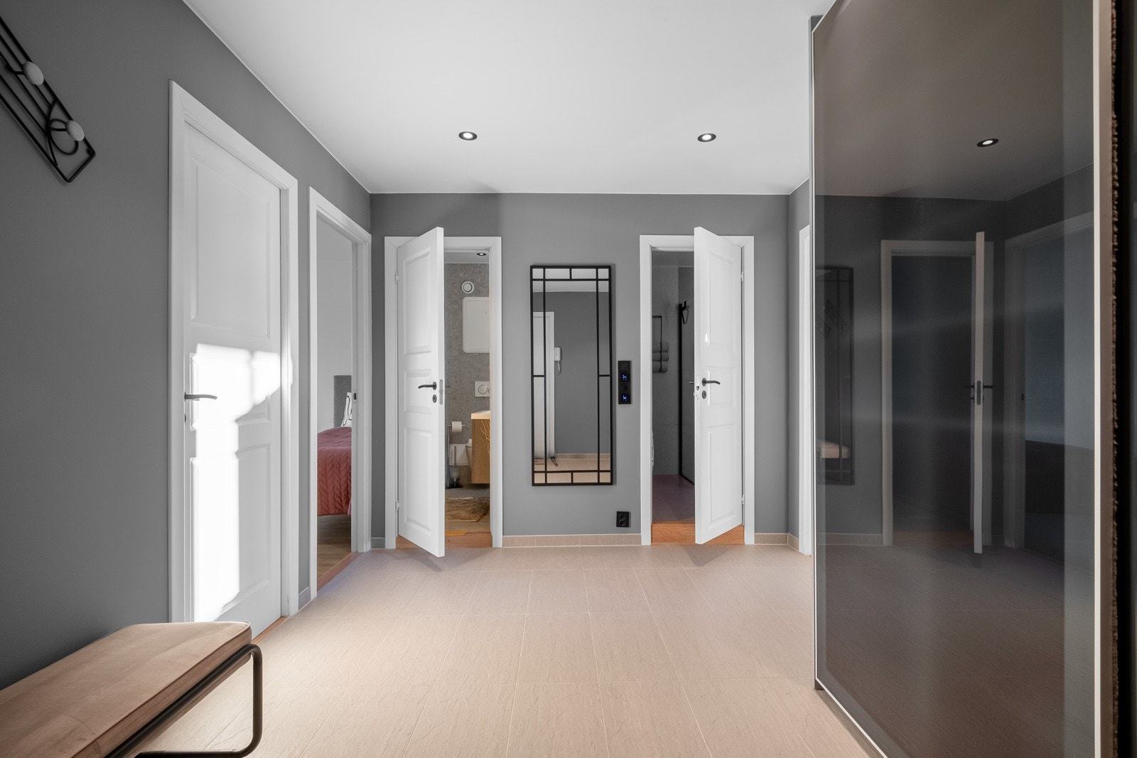 God plass til oppbevaring i skyvedørsgarderobe. Galleribilde