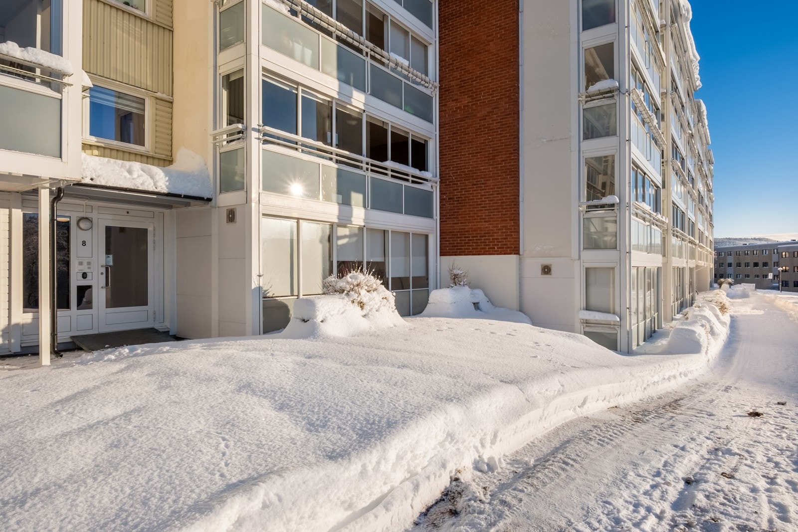 Leiligheten ligger i 1. etasje og har innglasset balkong på hele 15 kvm. Galleribilde