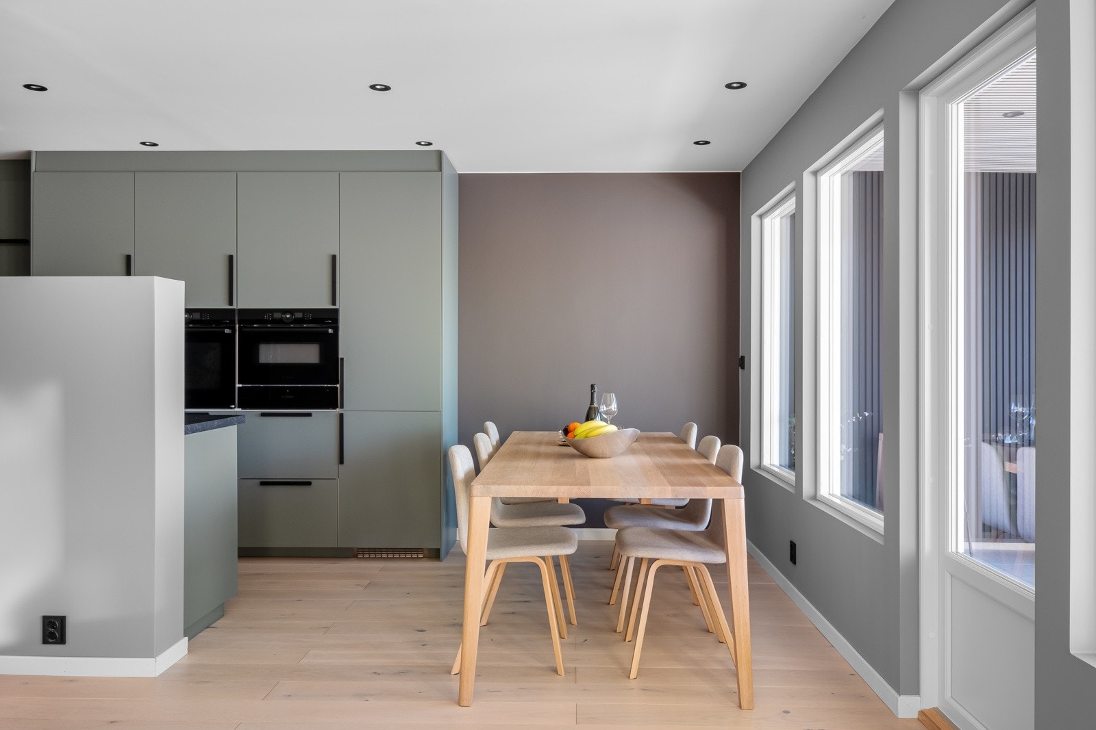 Det er god plass til spisebordet ved kjøkkenet. Galleribilde